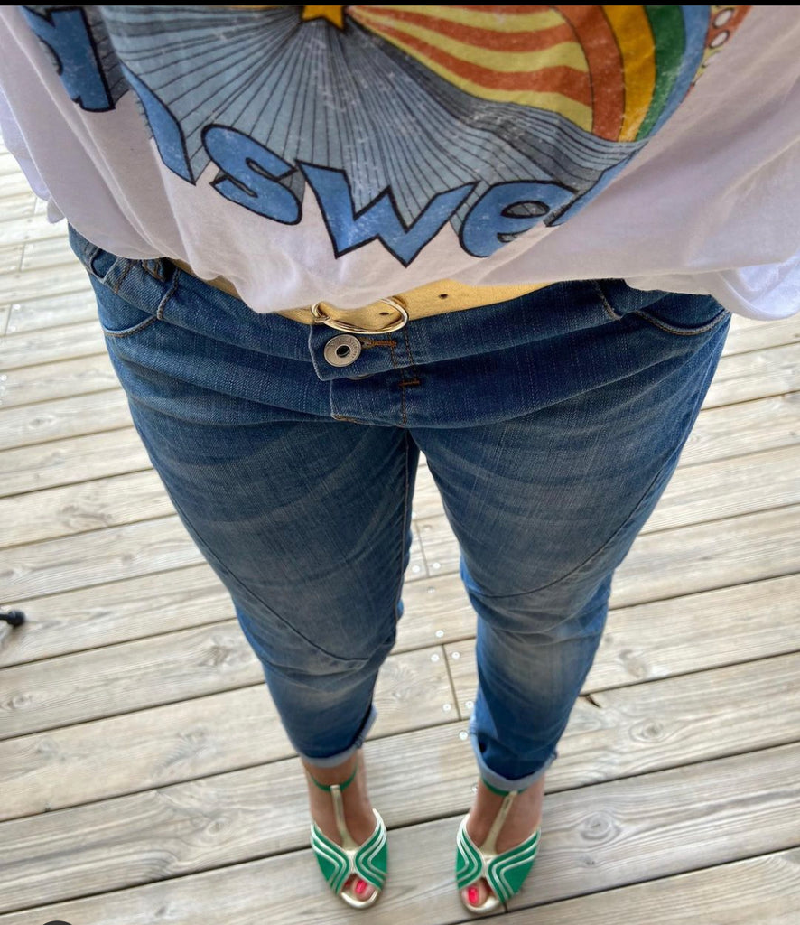 Look selfie tendance pour le printemps. jean boyfriend et tee-shirt stylé. Chaussure salomé en cuir vert et doré de la marque française Coralie Masson. Confort parfait pour ces sandales à bout ouvert.