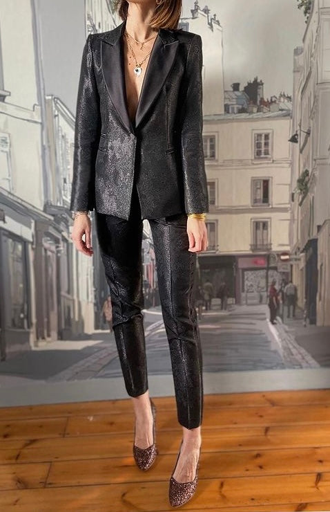 Smoking pour femme trés chic, et pour sublimer ce look, une jolie paire d'escarpins glitter ou escarpins à paillettes de la créatrice française Coralie Masson