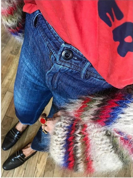 Look automnal tendance 2021. Grosse veste en maille, tee-shirt rouge et une paire de mocassin en cuir JC de la marque française Coralie Masson. Fabrication portugaise et confort absolu.