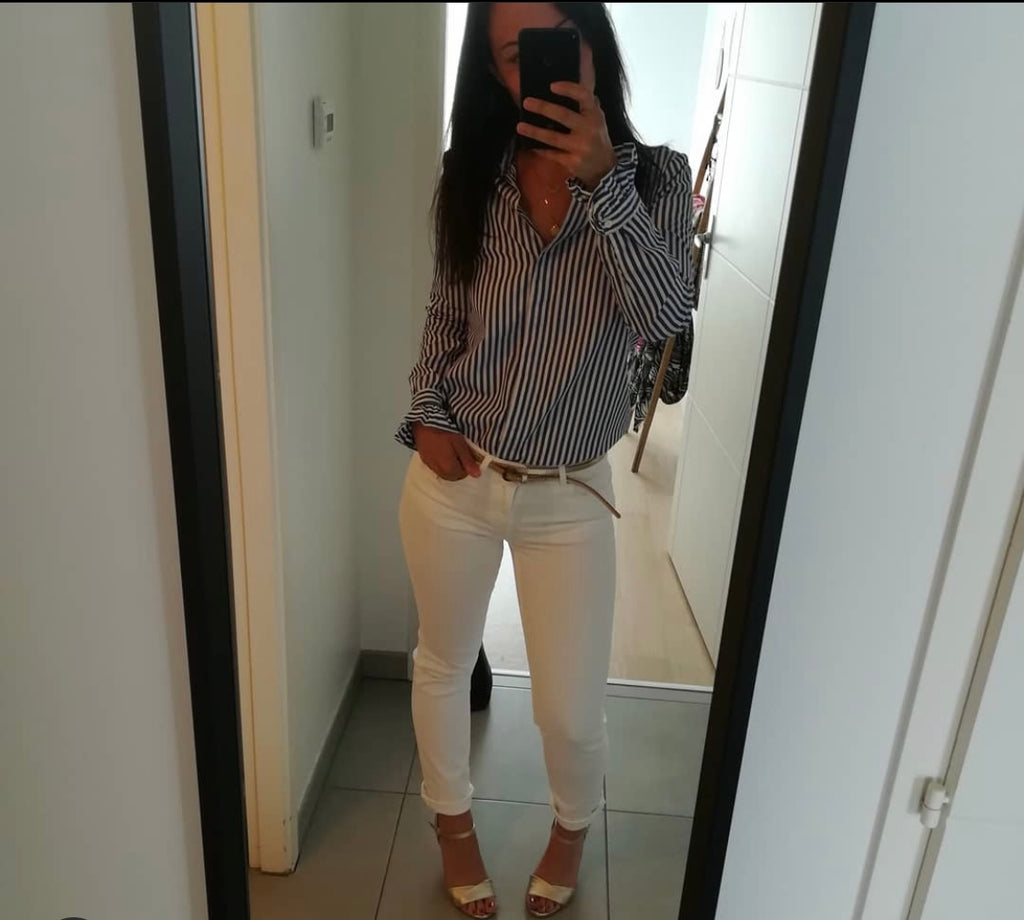 Tenue du jour tendance, jean blanc et chemise rayée bleu et blanc. Aux pieds de jolies sandales de creatrice en cuir doré, le modèle Sofia avec son petit talon confortable et son look à la pointe de la mode.