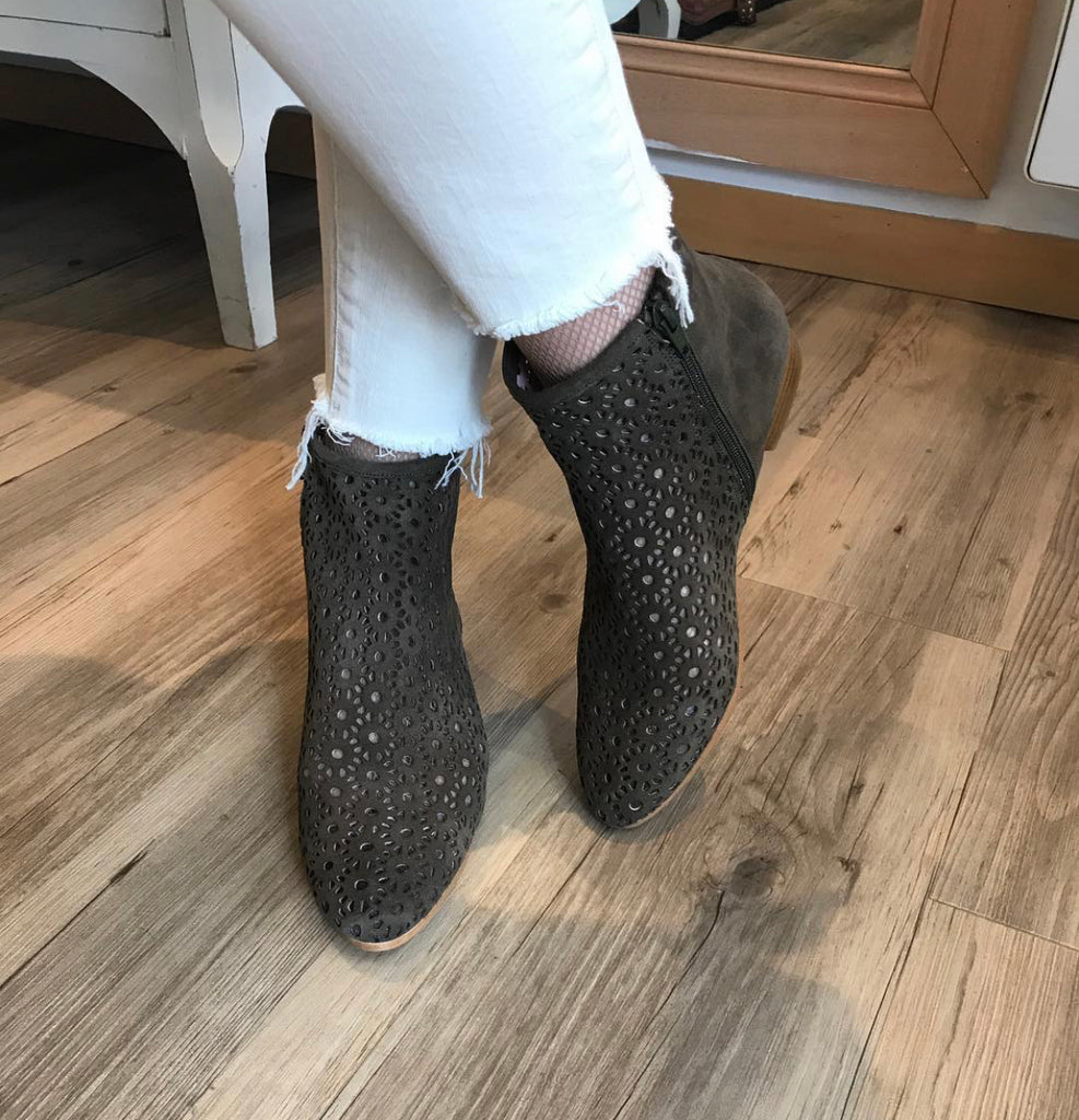 Bottines perforées en cuir kaki. Bottines plates de la marque française de chaussures Coralie Masson.