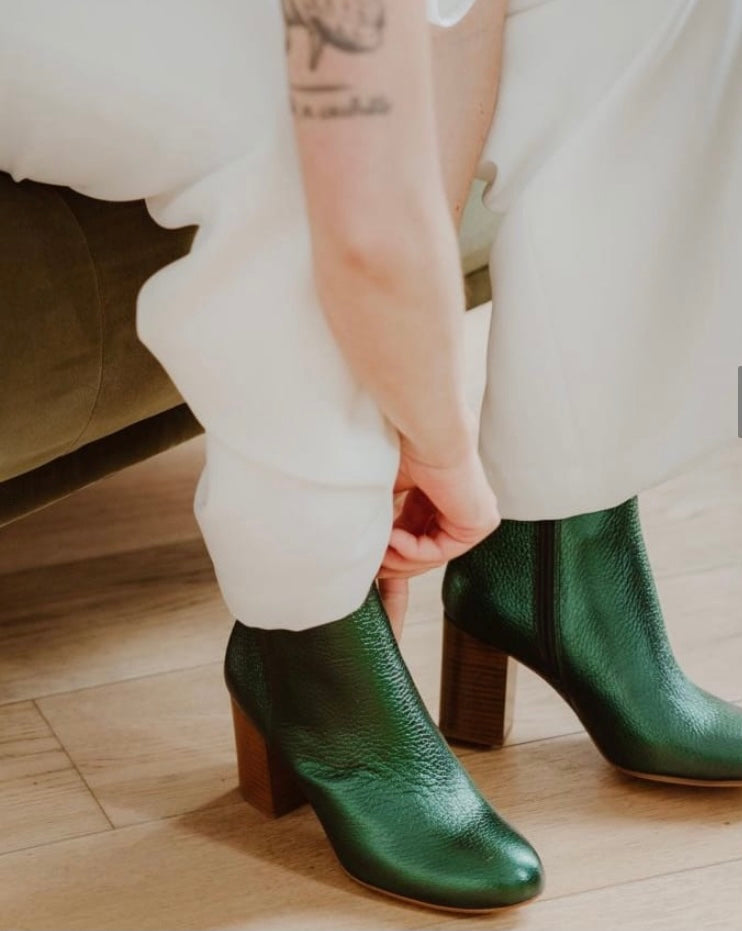 Bottines en cuir vert metallisé portées lors d'un mariage. Talon carré en bois confortable idéal pour porter toute la journée. Bottines Nathaly, de la marque Coralie Masson