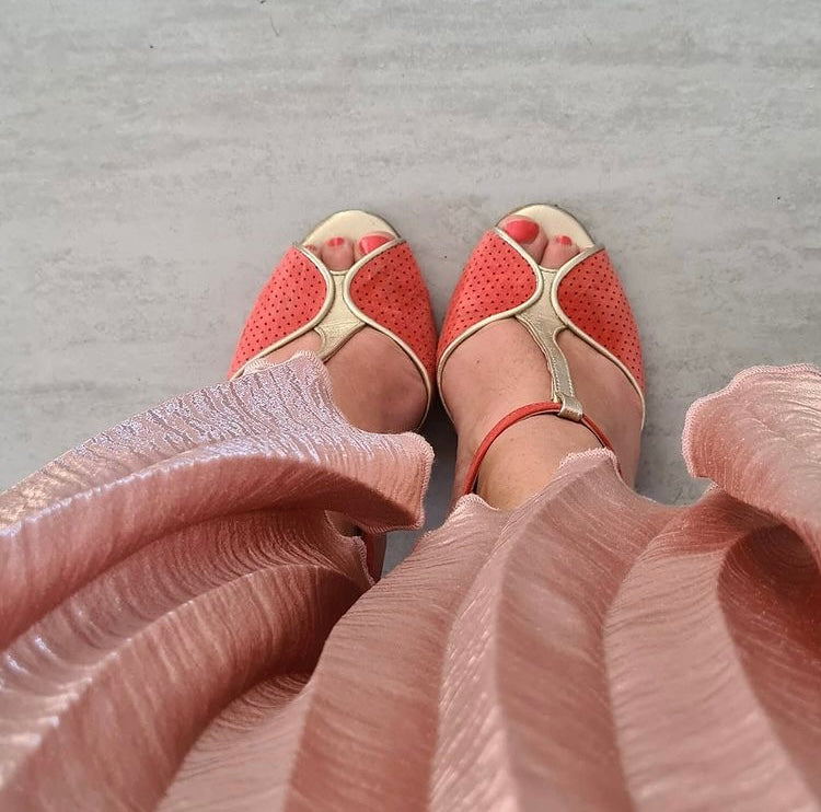 Chaussure femme salomé en cuir corail et doré. Marque française Coralie Masson, talon de 7 cm confortable. Chaussure femme tendance été.