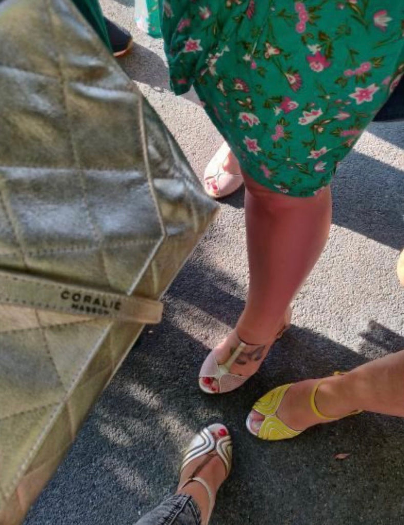 Clientes fidèles de la marque de chaussure Coralie Masson. Sandales tendance en cuir doré,  salomé en cuir rose poudré et sac à main matelassé en cuir doré. Marque française de chaussure et de maroquinerie Coralie Masson