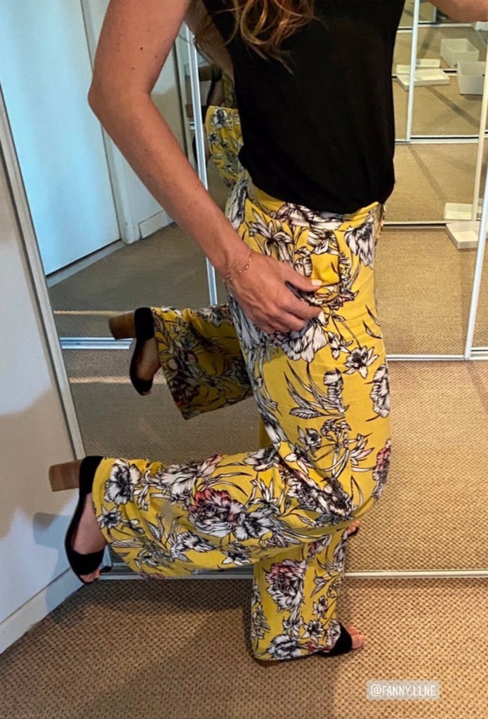 Look estival tendance, pantalon fluide et sandales. Sandales Sofia en cuir noir, marque Coralie Masson